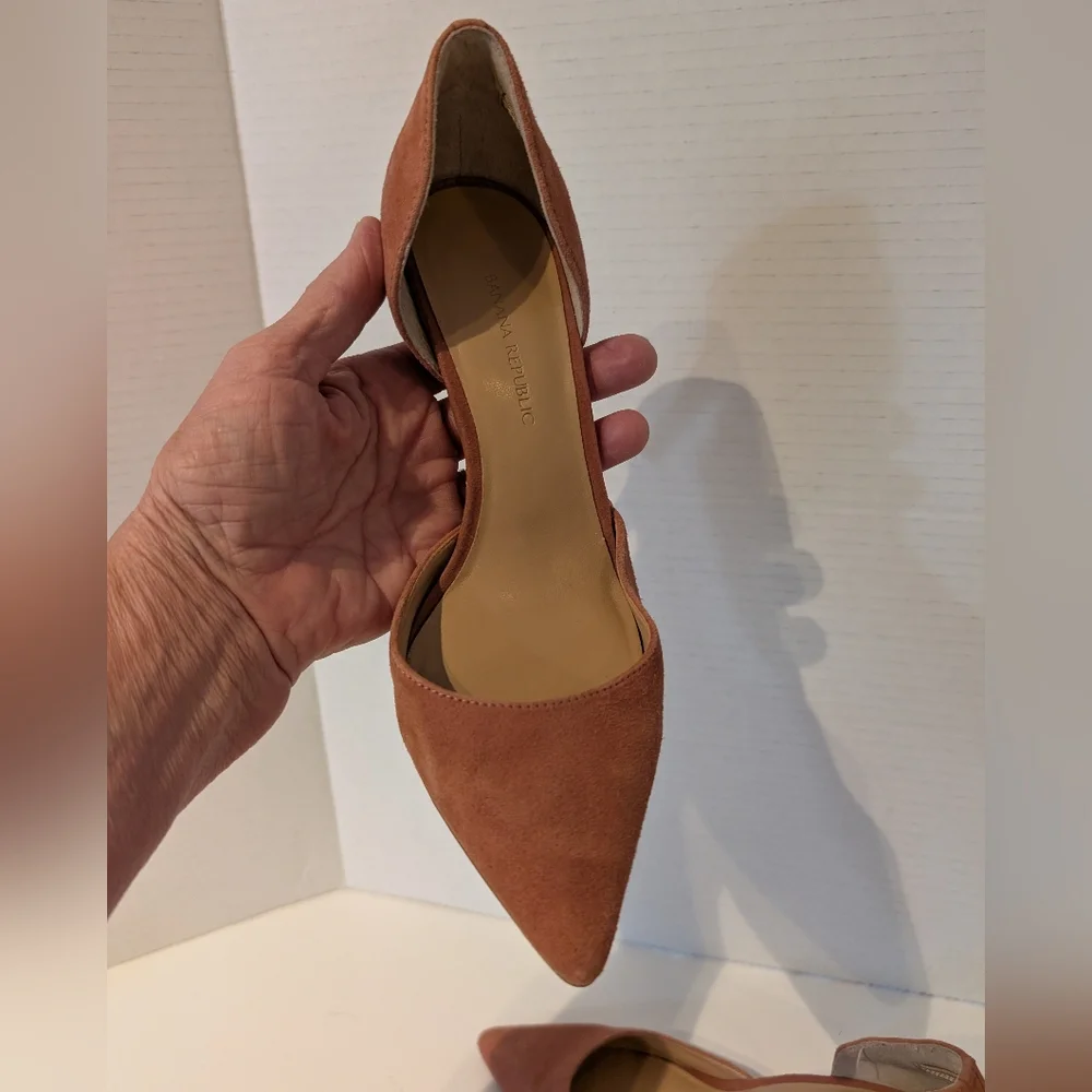 Banana Republic Womens Cafe Au Lait Brown Suede Heels Sz.6 - Picture 12 of 14
